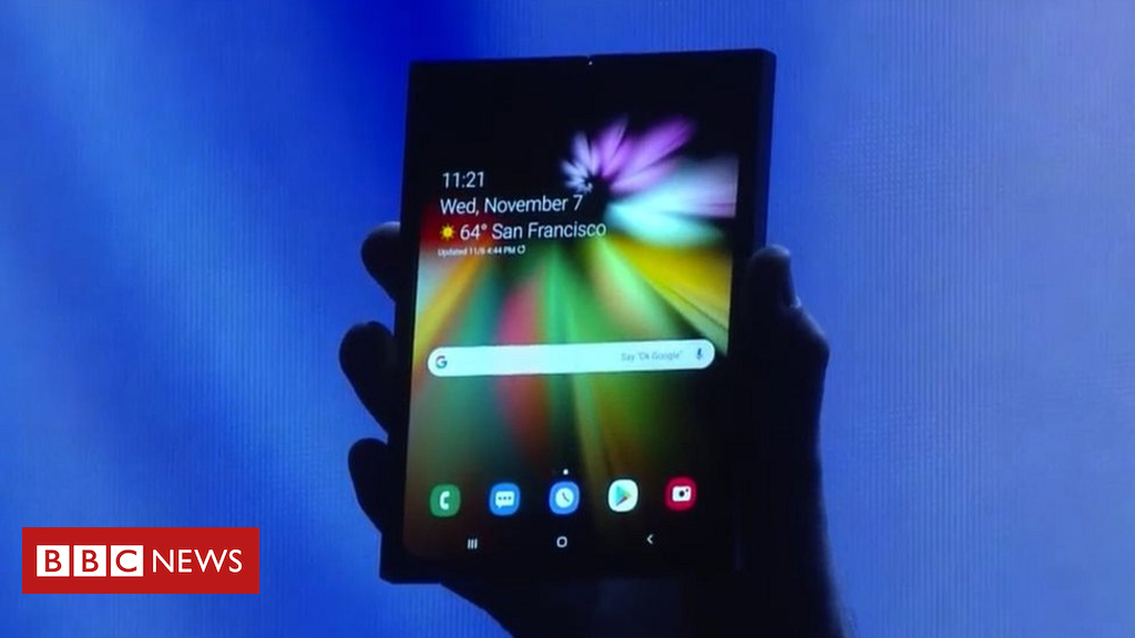 Samsung shows off folding smartphone