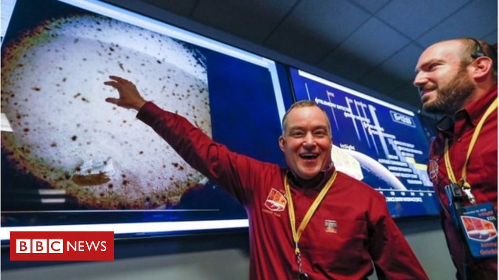 Mars: Nasa lands InSight robot to study planet’s interior