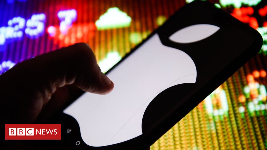 Former Apple lawyer charged with insider trading