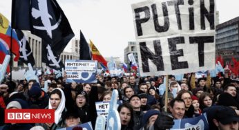 Russia internet freedom: Thousands protest against cyber-security bill